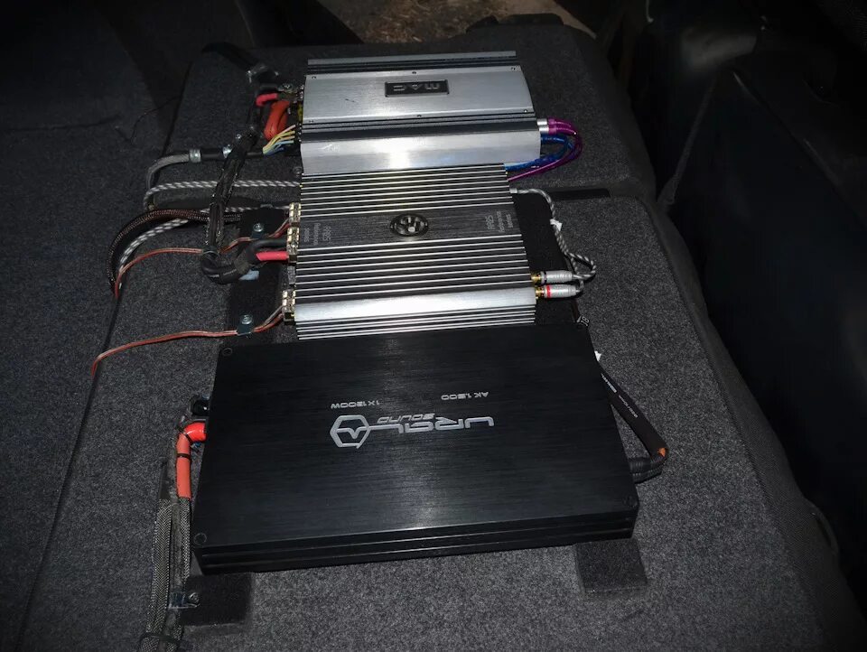 Инсталляция акустики в авто. Альфард автозвук усилитель. Усилитель audison lk 004. Фальшпол для усилителя субару форестер sf5. Усилитель автомобильный для сабвуфера adagio.