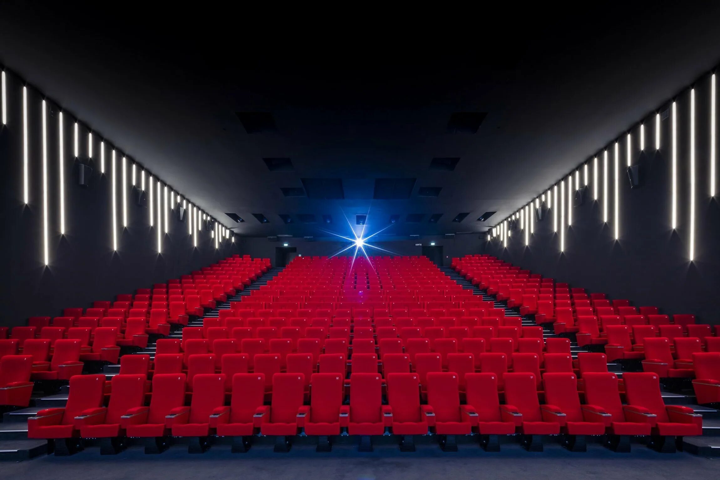Фотография кинотеатра. Кинотеатр gaumont-pathé alésia. зал кинотеатра. зрительный зал кинотеатра. пустой кинотеатр.