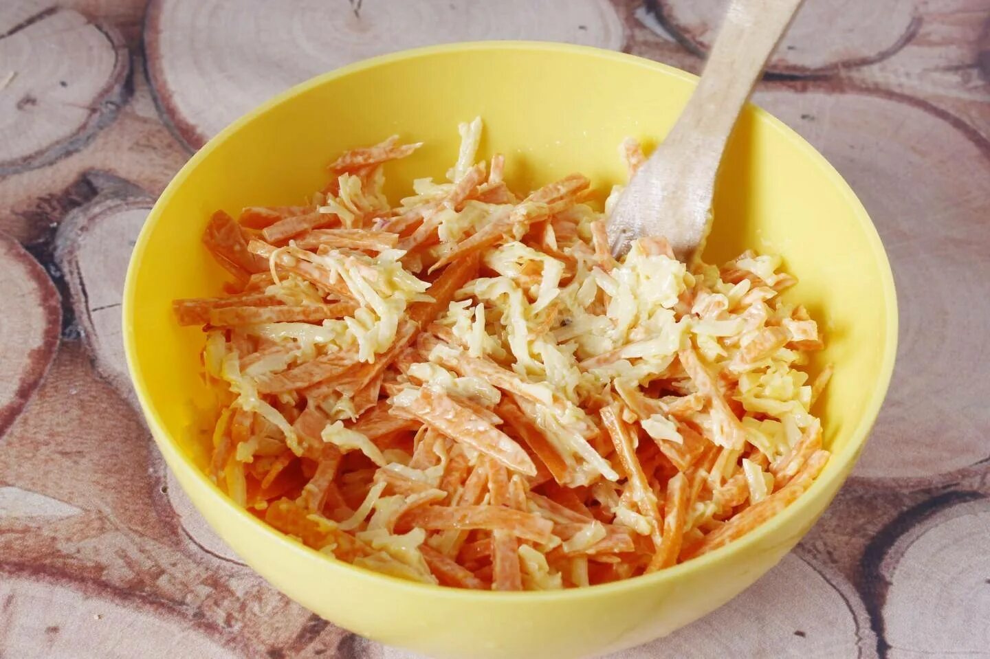 Морковка с плавленным сыром. Салат из моркови с чесноком и сыром. морковь с сыром и чесноком. салат из моркови с сыром. морковно сырный салат.