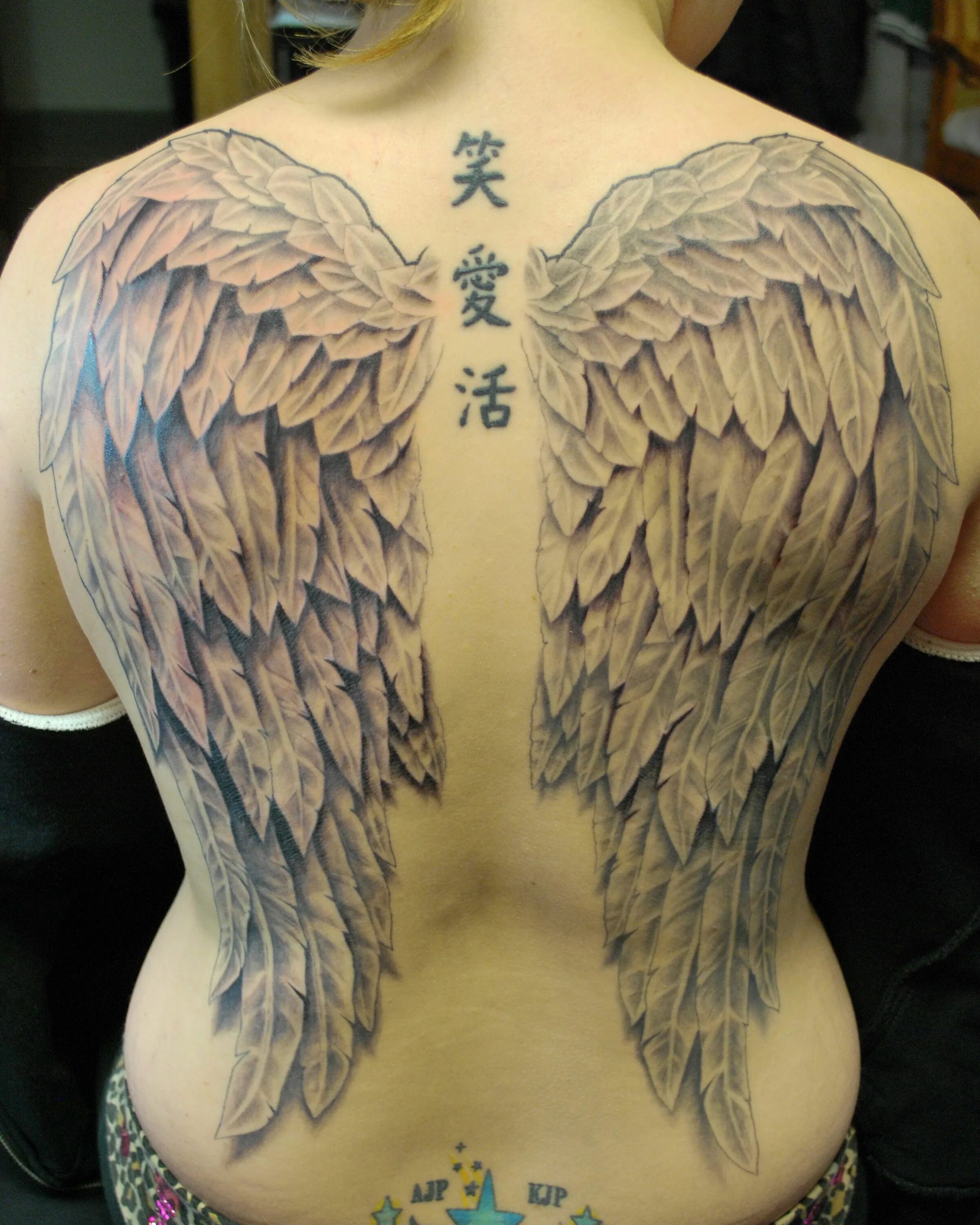 Крылья на спине у мужчин. Бенсон Хендерсон тату Крылья. Тату Крылья ангела на спине у мужчин. Тату Крылья на спине. Татуировка Крылья на спине.