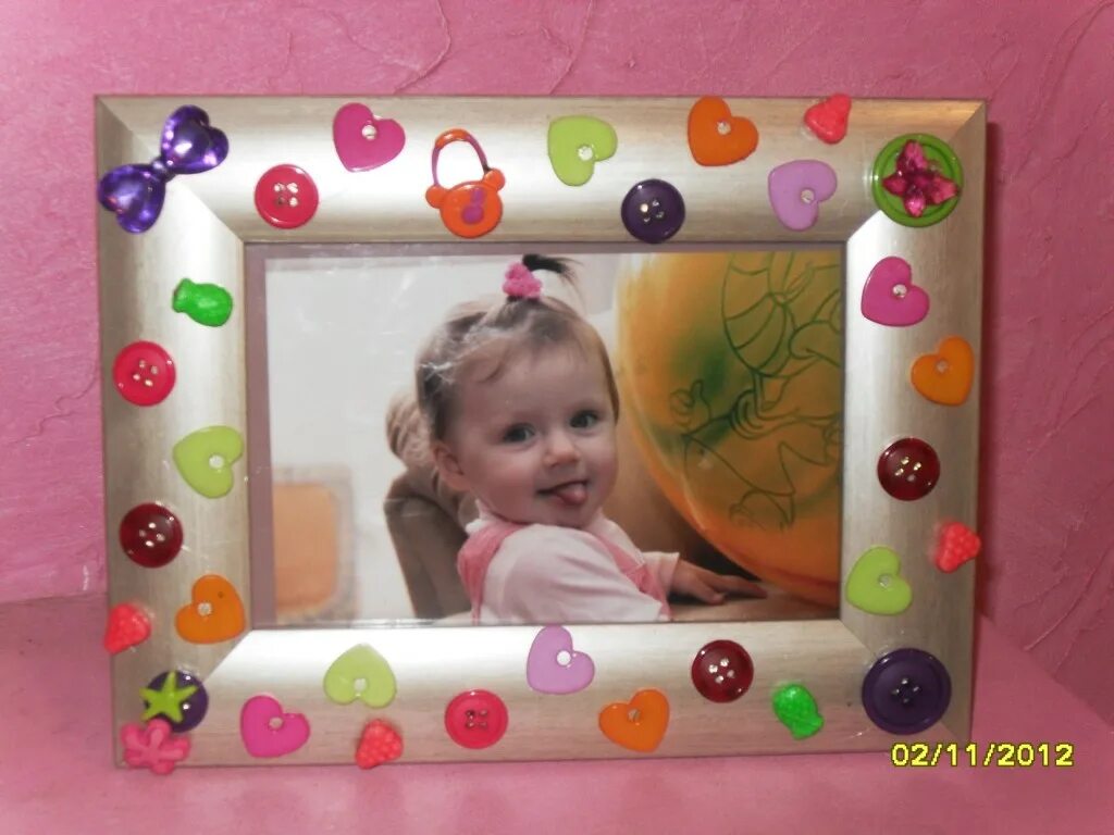 рамка из палочек для мороженого. рамки для фотографий своими руками. фоторамка с пуговицами. сделать детскую рамку. декор рамки.