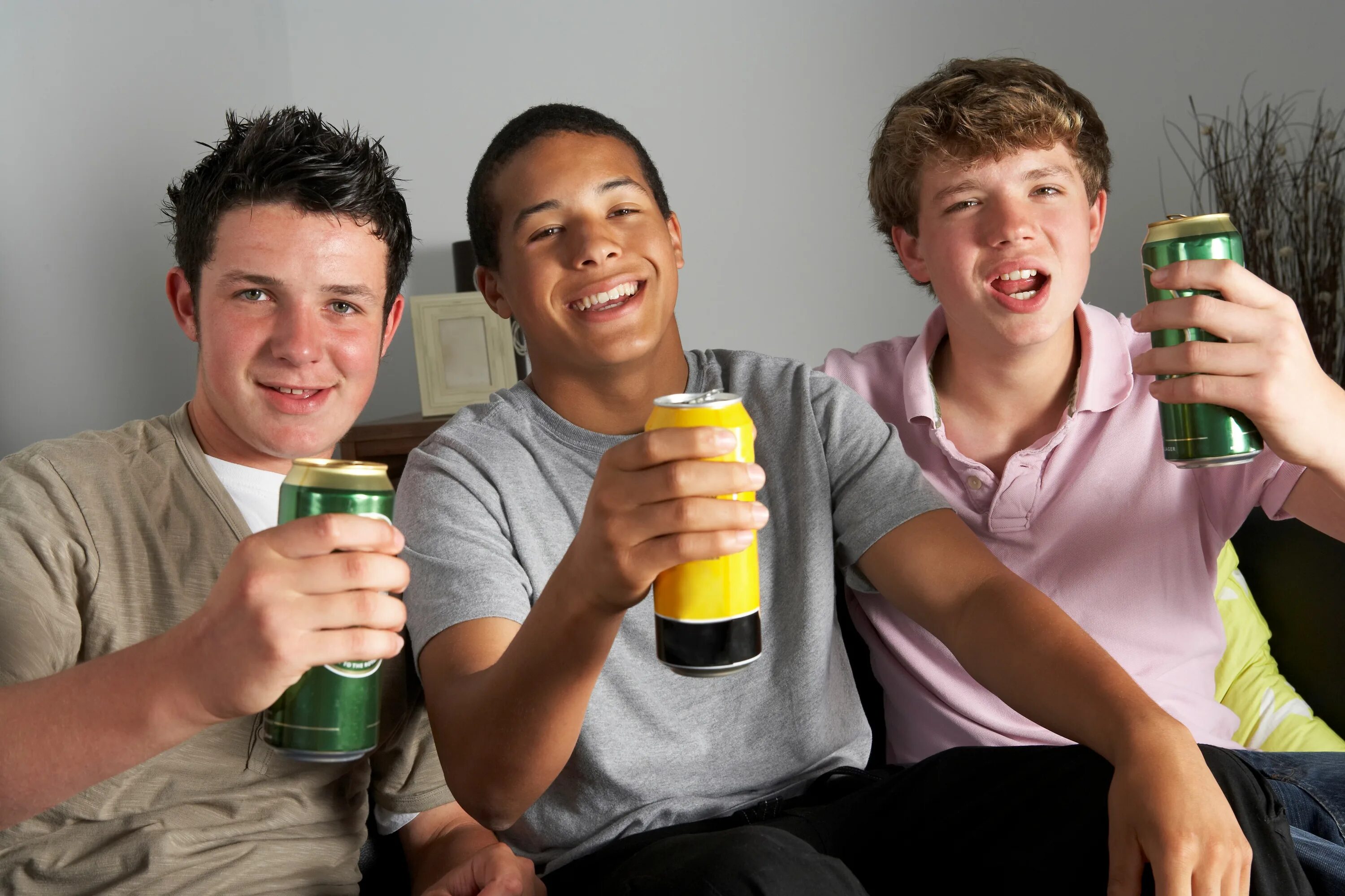 Without drinking. Молодежь с пивом. Алкоголь и молодежь. Молодежь пьет пиво. Студенты пьют.