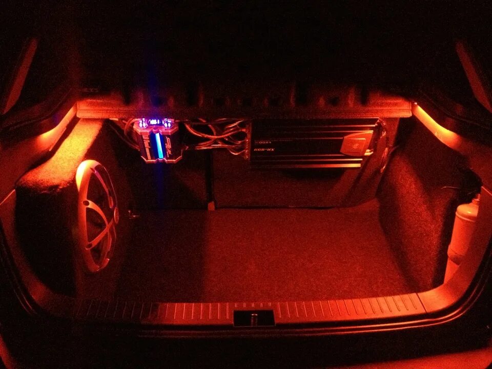 Купить подсветку багажника. Светодиодная лента в багажник ВАЗ 2112. Подсветка багажника Mercedes ПДС. Подсветка багажника Wrangler. Багажник с красной подсветкой.