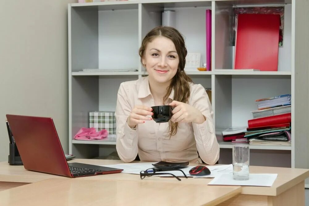 Красивая девушка в офисе. Девушка в офисе улыбается. Девушка была найдена в своем офисе. Две женщины в офисе. Девушка была найдена в своем офисе.