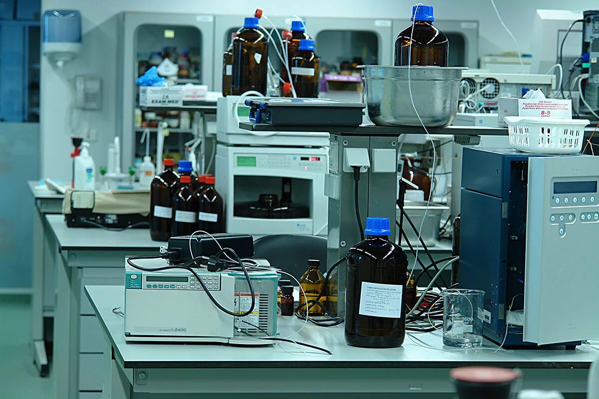 Современная химическая лаборатория. Лаборатория. Химическая лаборатория. Научные исследования лаборатории. Химическая эколаборатория.