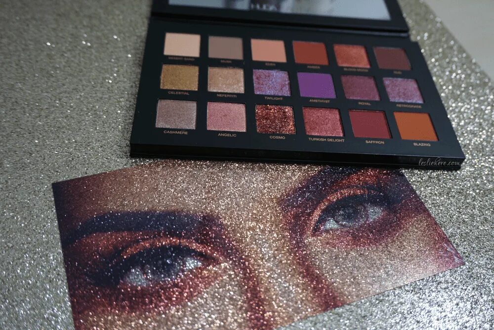 Палетка теней Huda Beauty. Палетка Huda Beauty Desert Dusk. Huda Beauty палетка теней Desert Dusk. Desert Dusk палетка теней. Палетка худа