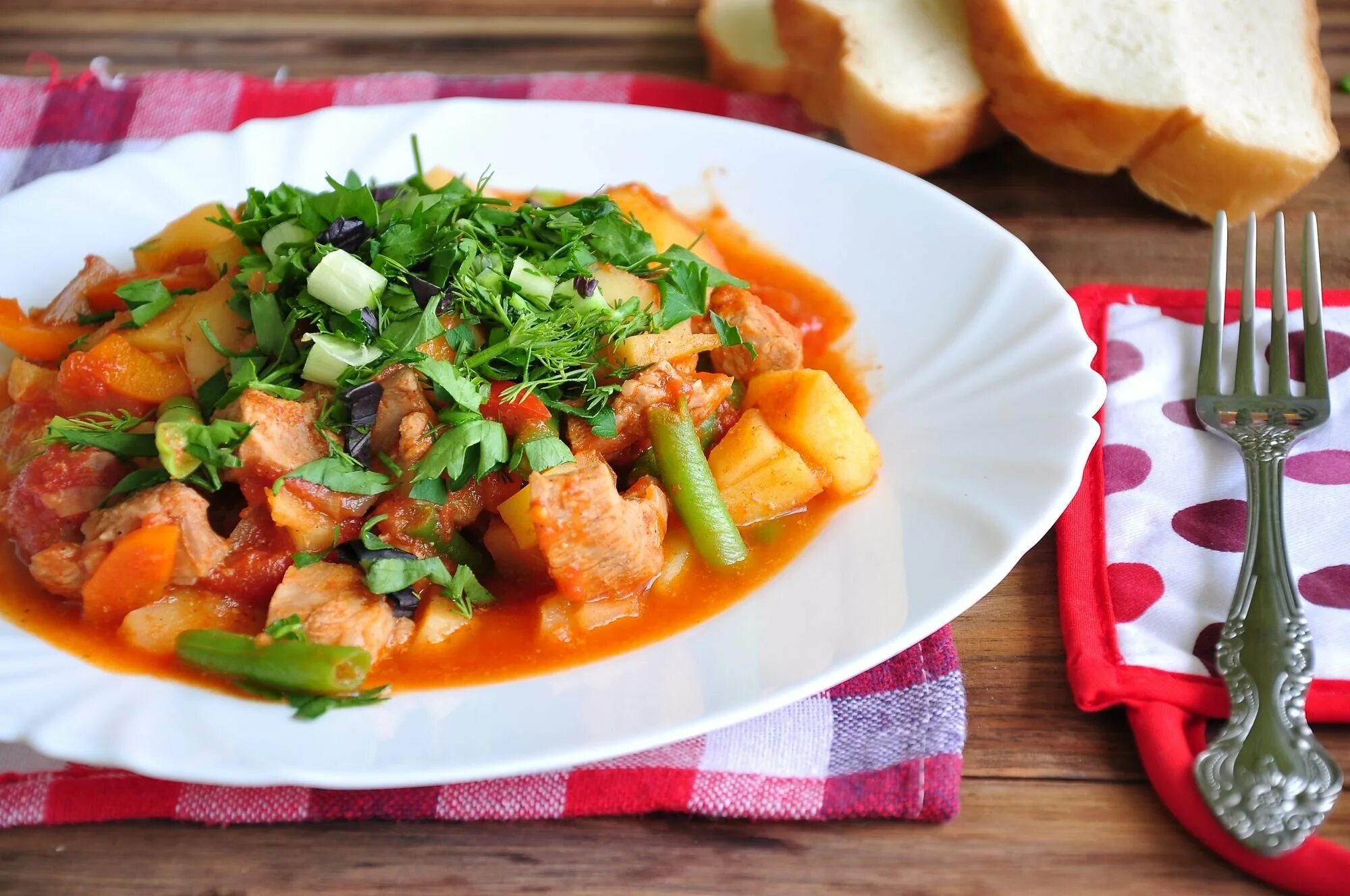 Соус с овощами и мясом. Рагу индейки. рагу из индейки с овощами. индейка тушеная с овощами. блюда из тушеных овощей.