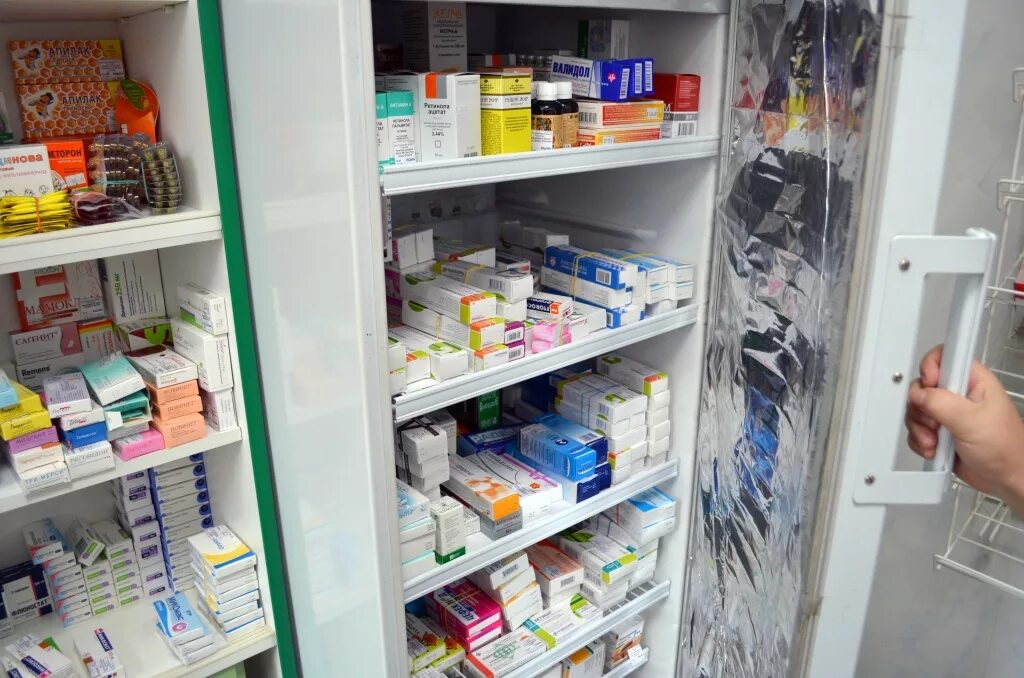 Организация хранения аптечных товаров. Хранение лекарств в аптеке. Холодильник для лекарственных препаратов. Хранение препаратов в аптеке. Места хранения лекарственных препаратов в аптеке.