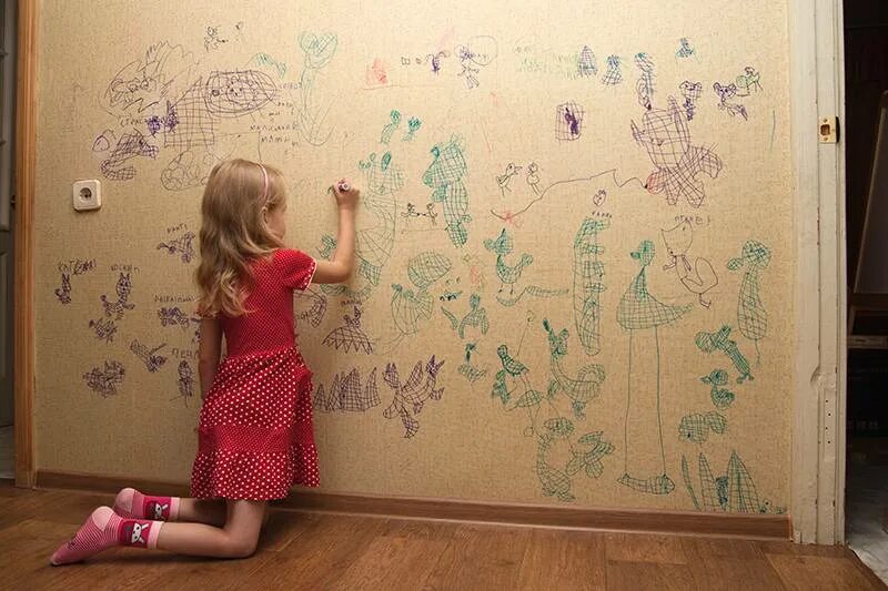 Что делать если ребенок приклеил. Ребенок разрисовал стены. Рисование на обоях с детьми. Изрисованные детьми стены в квартире. Рисуем на стене.