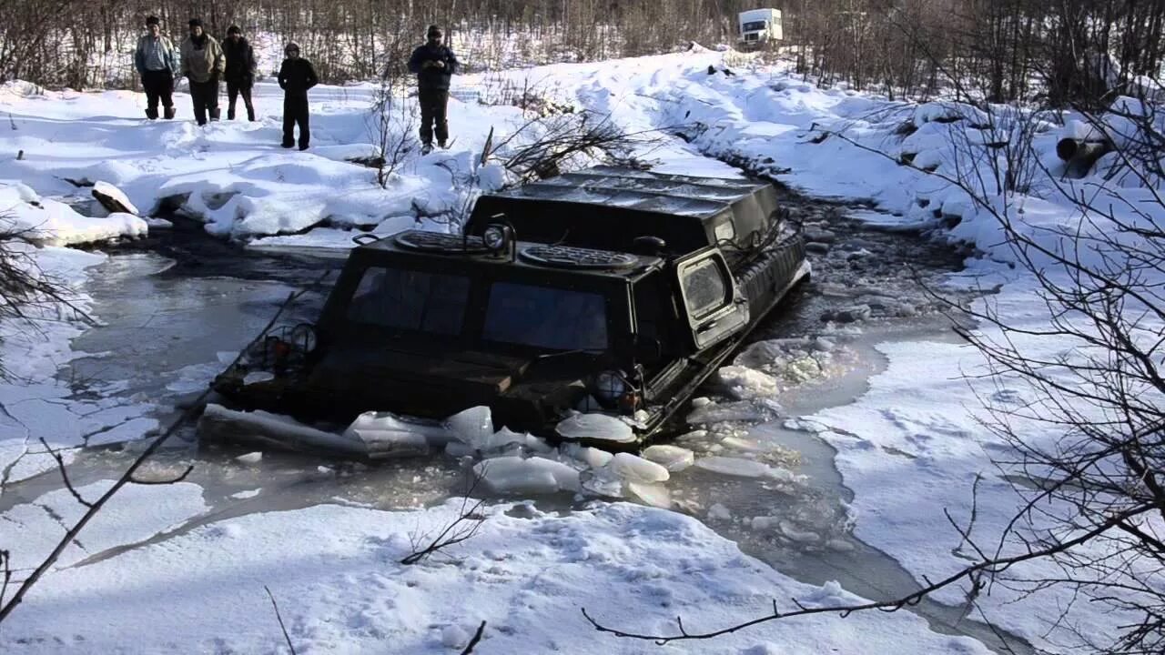 Когда будет лед по телевизору. Вездеход забуксовал. Вездеход на льду. Вездеходы тонут. Вездеход утонул.