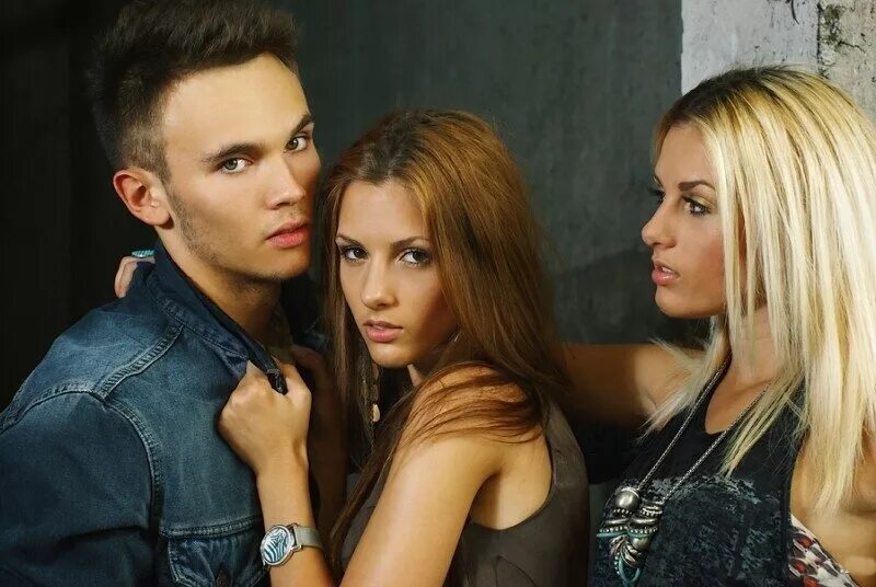 Картинка 2 мужчины и 2 девушки. Неверность в семье. Фотосессия две девушки и парень. Парень с двумя девчонками. Два парня и две девушки подростки.