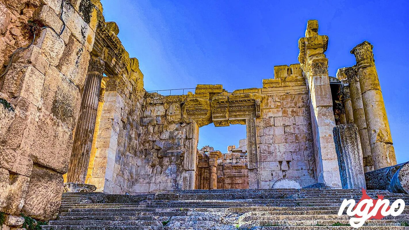 Roman temple. Баальбек катакомбы. Баальбек ЛАИ. Баальбек Успенский. Каменные руины храм.