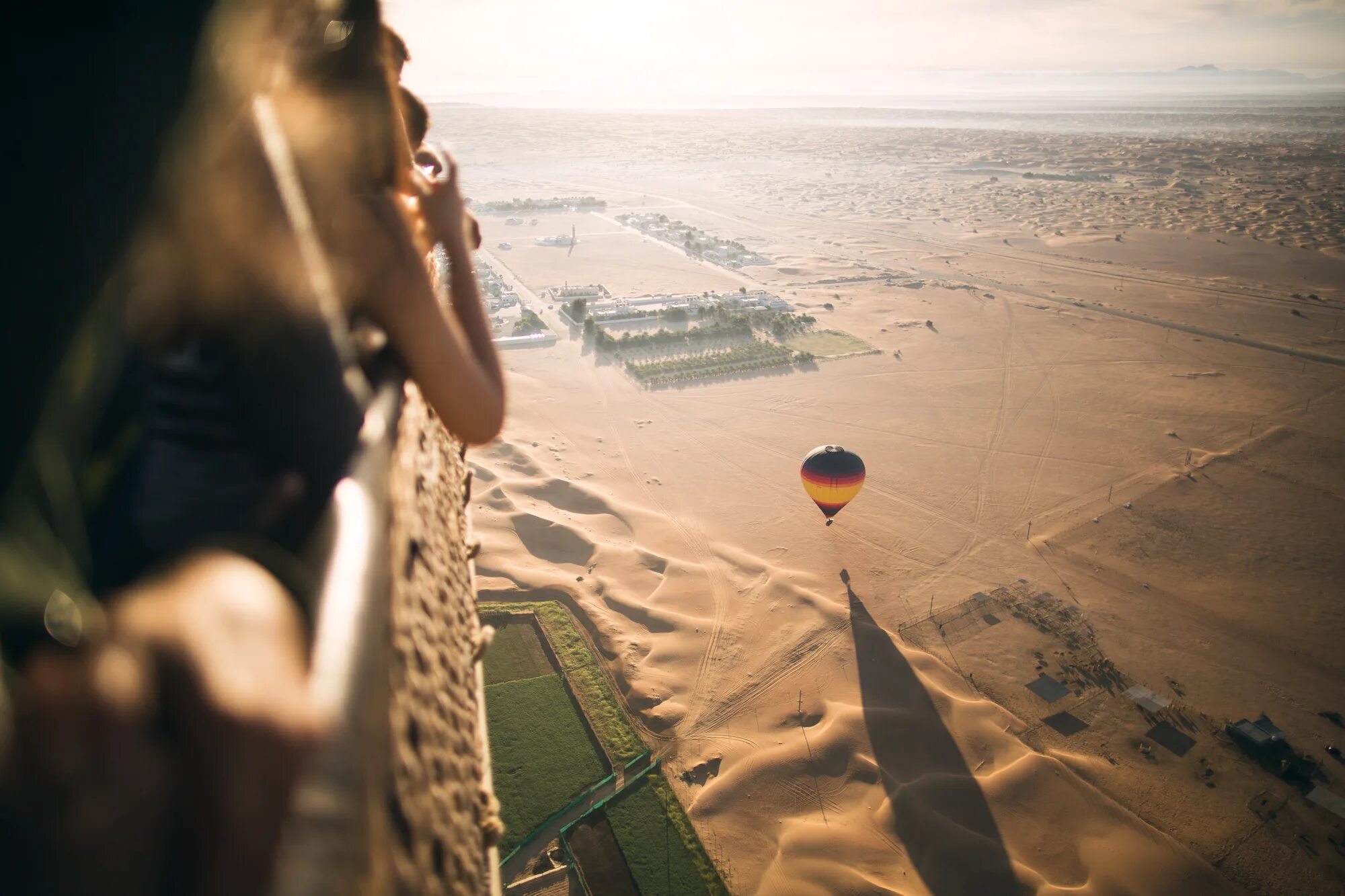 Floating over. Воздушный шар Дубай. Дубай пустыня. Воздушный шар в пустыне. Полёт на воздушном шаре Дубай.