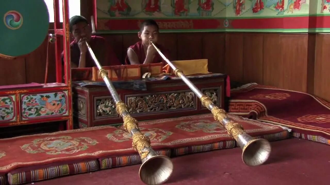Тибетские трубы дунгчен. Дунгчен духовой музыкальный инструмент. Бишхур музыкальный инструмент. Буддийские музыкальные инструменты. Музыка тибетской флейты