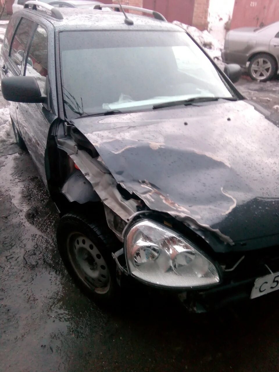 Приора после дтп. Ваз приора седан дтп. Приора после дтп. Разбитая приора в гараже. Приора после дтп.