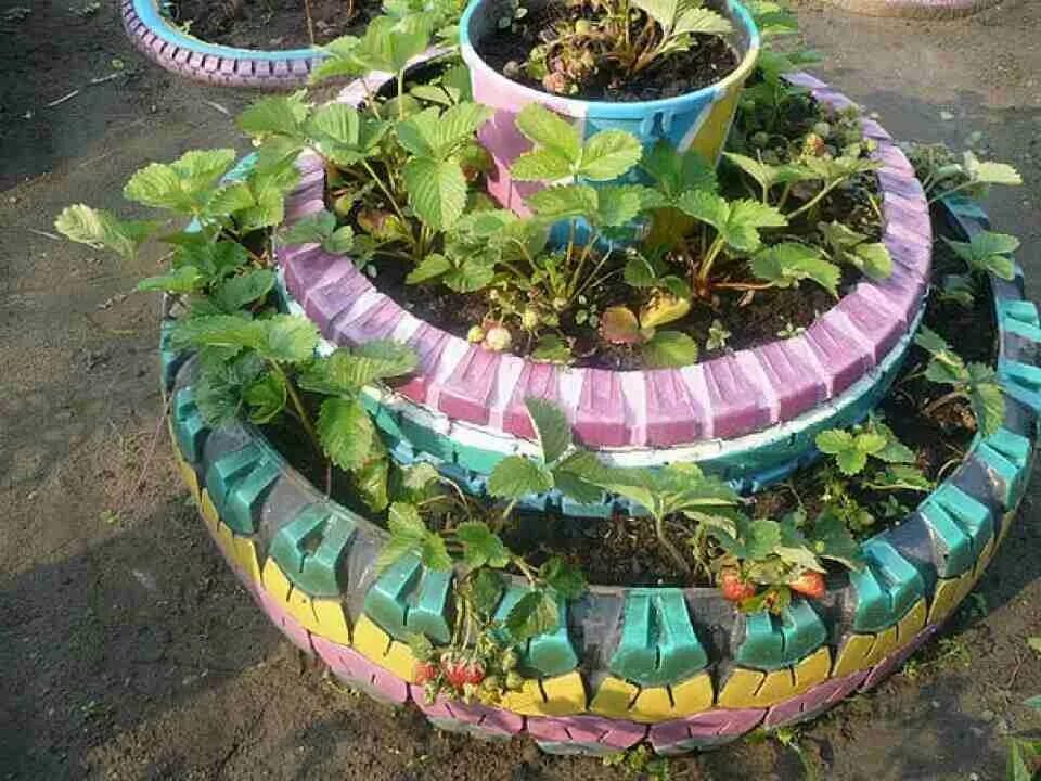Клумбы своими руками из подручных. Клумбы из покрышек. грядки из шин. многоярусная клумба из шин. многоярусные клумбы из колес.