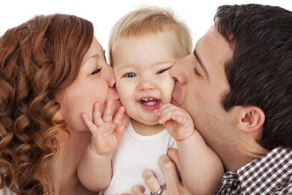 1 mother and father. Родители и дети. Мама папа и ребенок. Малыш с родителями. Ребенок и усыновитель.