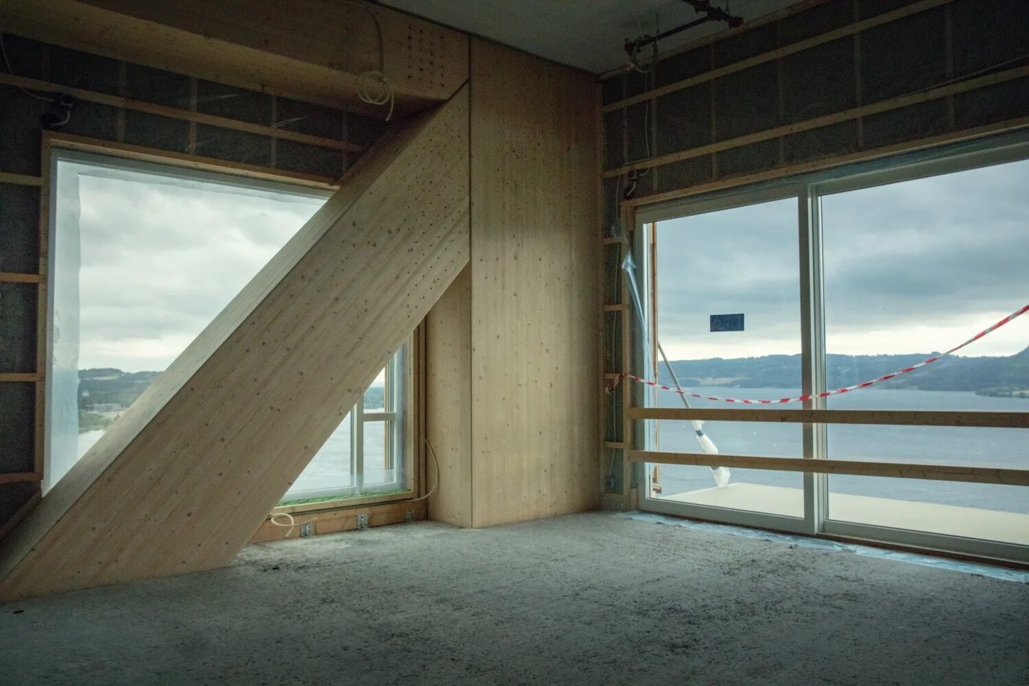 18 этаж. Mjøstårnet tower (норвегия). 18-этажная деревянная башня «мьёсторнет» (mjøstårnet) в норвегии. mjostarnet в норвегии. многоэтажный деревянный дом в норвегии.