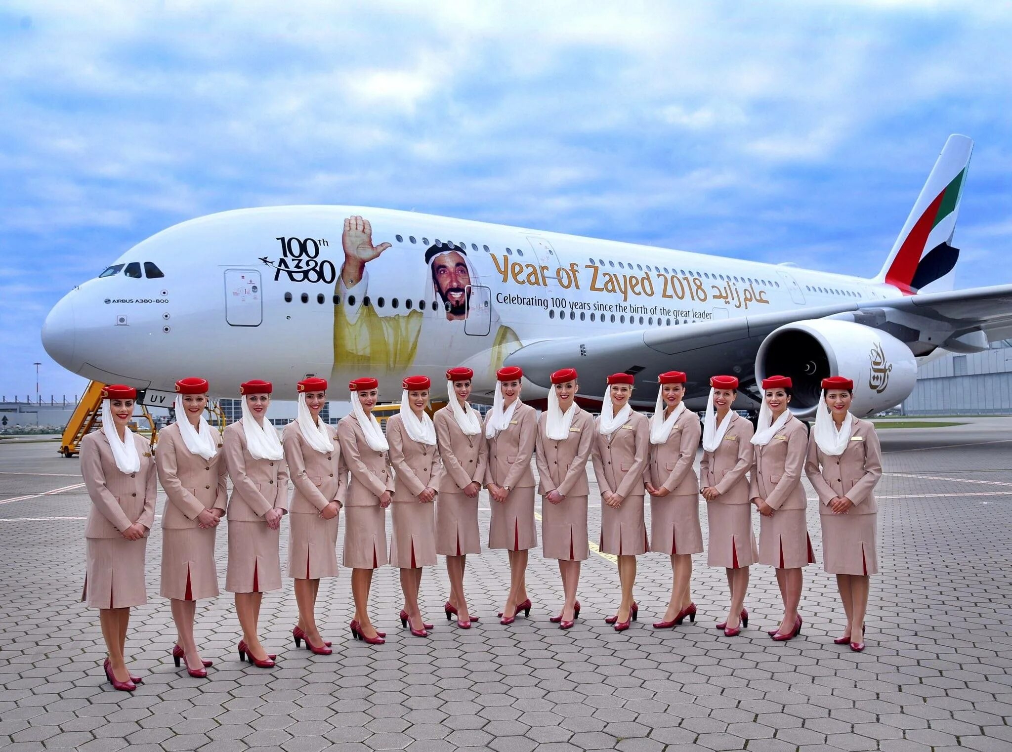 Флай эмиратес самолет. Компания эмирейтс. Авиакомпания оаэ эмирейтс. Boeing 777-200lr. Авиапарк emirates airlines.