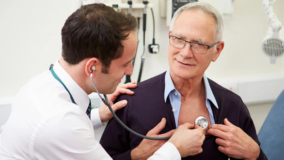 Как называется врач который проверяет сердце. Пациент на приеме у кардиолога. Женщина врач. Врач с сердечком. Осмотр врача.