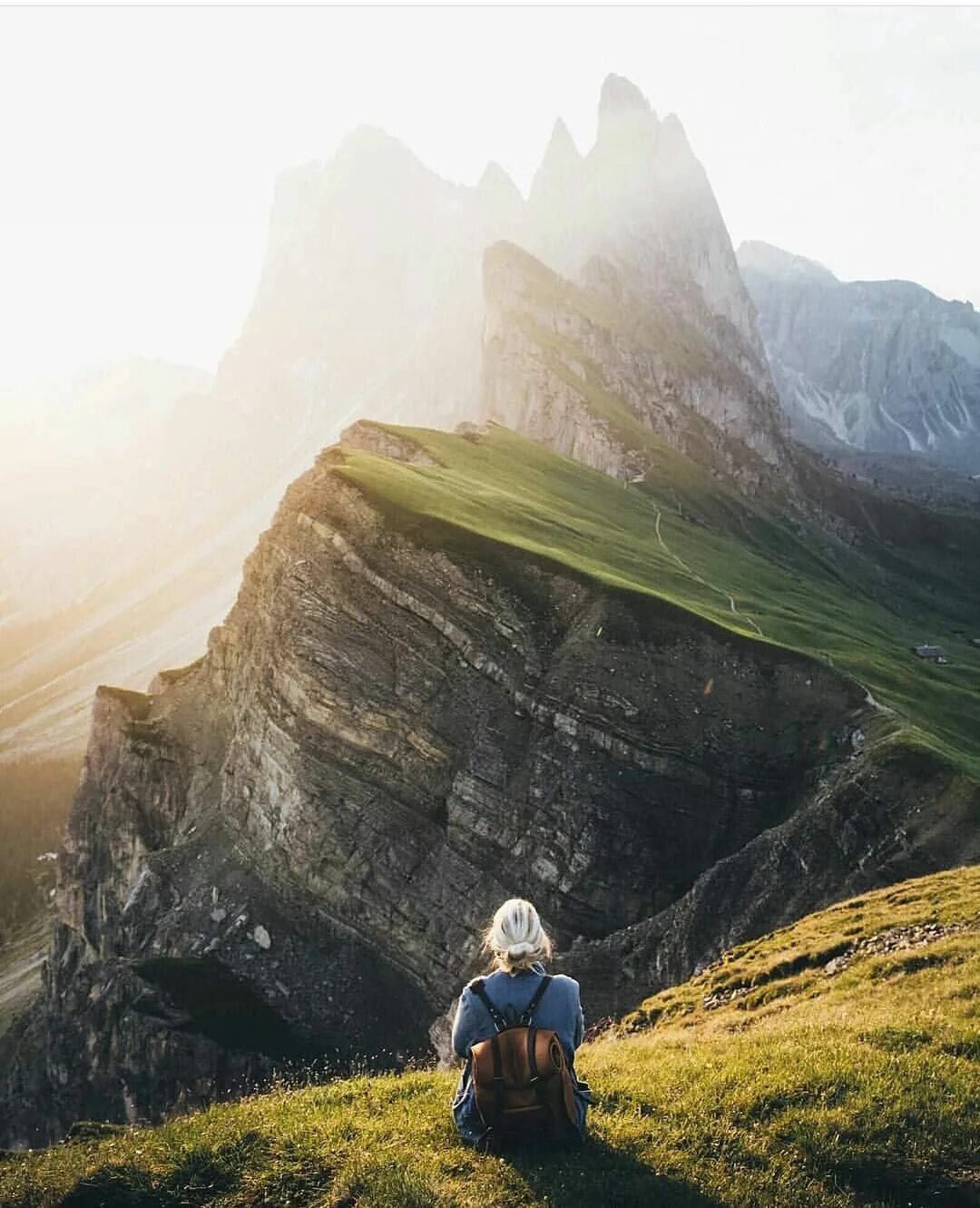 Чья душа. Передача для тех чья душа не спит. Горы зовут тех,чья душа тм по росту. Анимационные открытки с цитатами. Горы зовут тех чья душа им по росту картинка.
