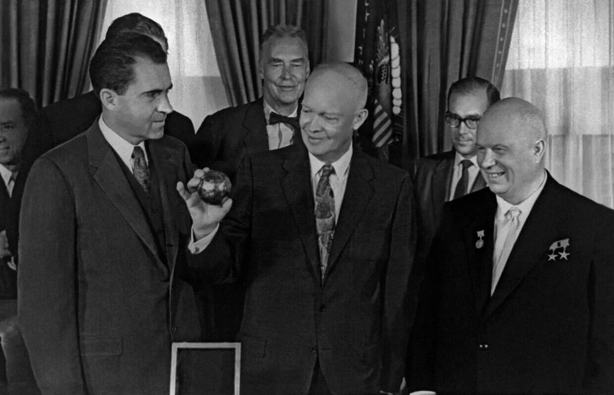 Визит хрущева в сша. Встреча хрущева и эйзенхауэра 1959. встреча н. хрущева с президентом сша эйзенхауэр. хрущев и эйзенхауэр в сша 1959 вымпел. дуайт эйзенхауэр и никита хрущев.