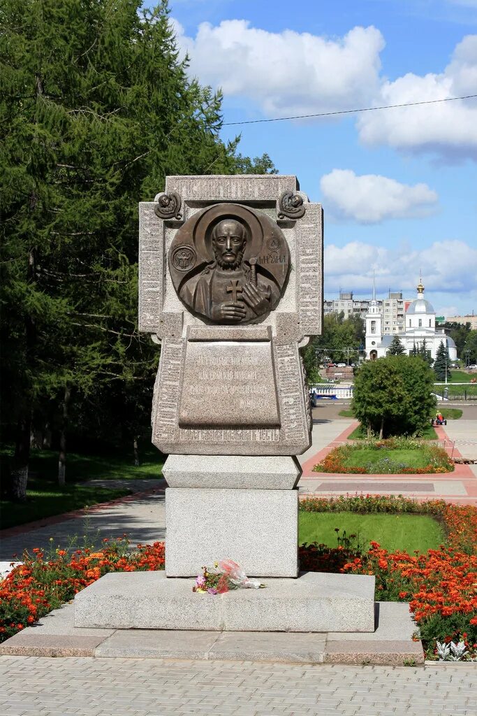 Памятники культуры тверской области. Памятник Михаилу Ярославичу в Твери. Тверь памятник Михаилу Тверскому Горсад. Поклонный крест Михаилу Тверскому в Твери. Памятник Михаилу Ярославичу Тверскому в Твери в городском саду.