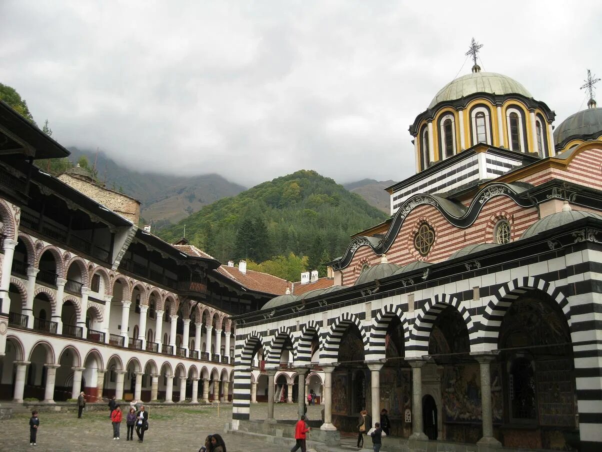 Рыльский монастырь в болгарии. Рыльский монастырь где находится как добраться. Рыльский свято-николаевский мужской монастырь где находится. Рыльский монастырь болгария пещера. Горный монастырь рила болгария.