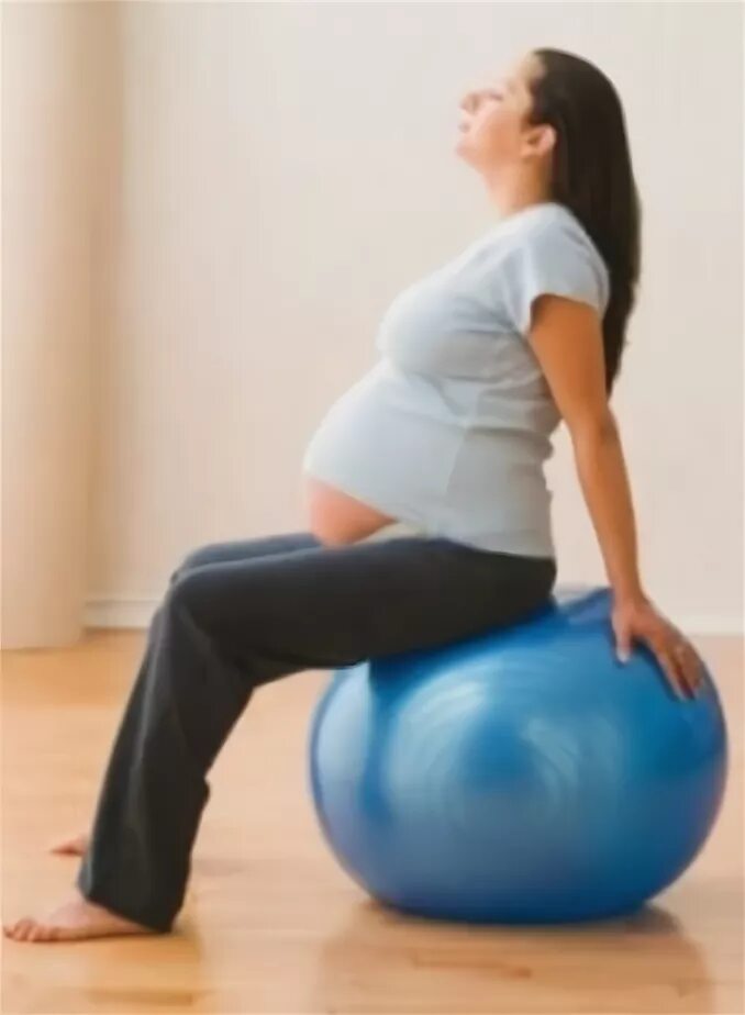Схватки на фитболе. Мяч для беременных. Мячик для беременных. Фитнес мяч для беременных. Шар для беременных.