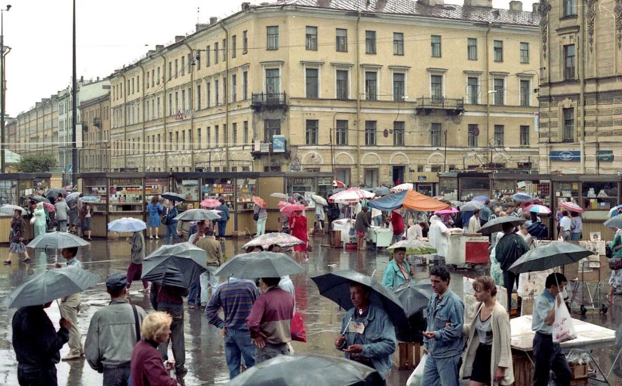 Ленинград 2000 год. Сенная площадь Санкт-Петербург 90-е. Сенная площадь 90е. Сенная площадь рынок 90е. Сенная площадь 1990.