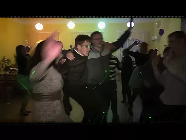 Фестиваль красок тверь 2022. Дискотека для молодежи. Дискотека для молодежи. Молодежная дискотека. Люди на дискотеке.