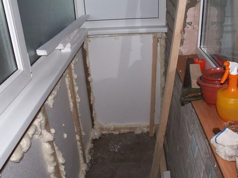 Как утеплить панельный балкон изнутри. Утепление балкона. Утеплить лоджию в панельном доме. Теплоизоляция балкона изнутри. Утепление балкона.