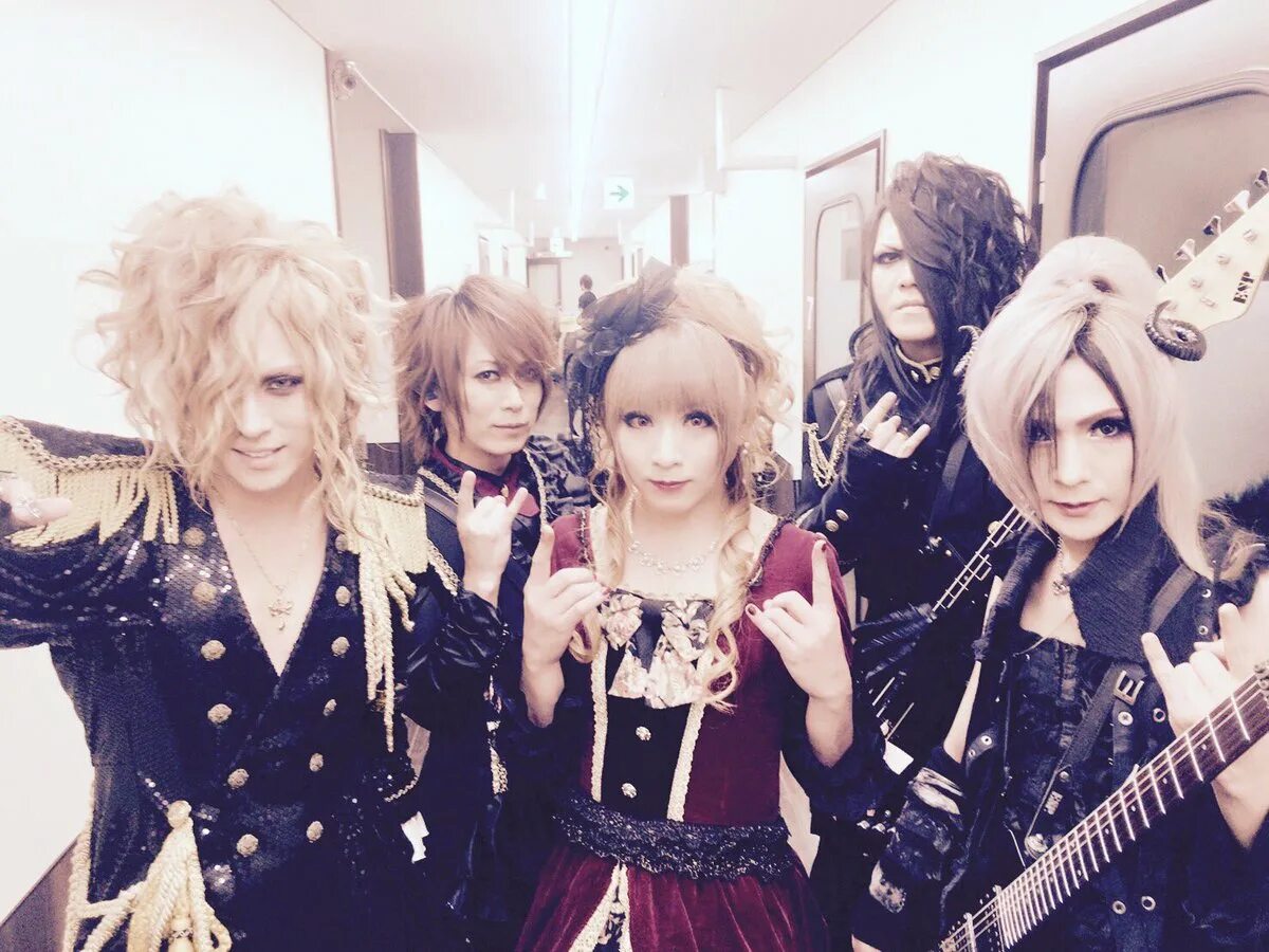 Группа Versailles Meku. Группа Versailles Hizaki. Versailles Kamijo без грима. Versailles группа Камиджо без макияжа. Versailles live