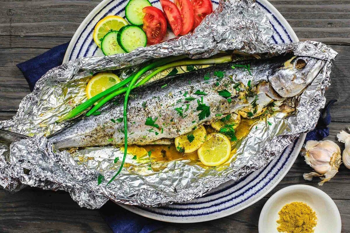 Рыба скумбрия запеченная. Рыба скумбрия в духовке. Скумбрия в фольге. Рыба в фольге
