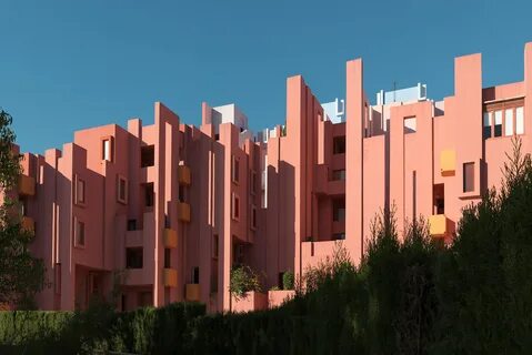 Дом красная стена