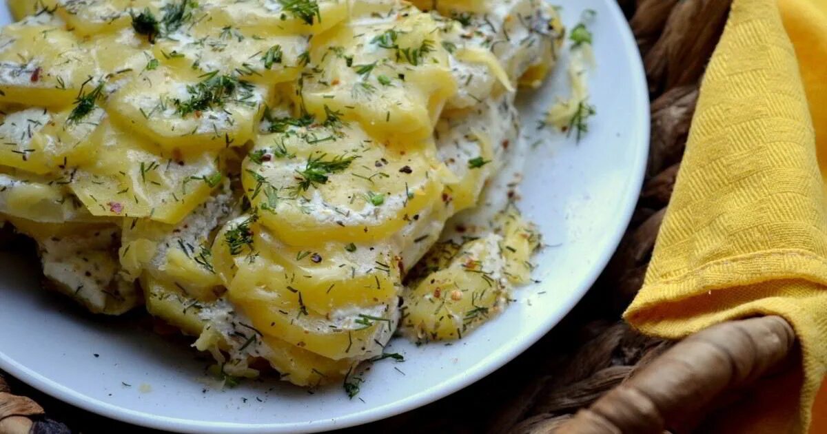 Картофельный салат со сметаной. Картошка тушеная в молоке. Картофель в сметане. Картофель со сметаной и луком. Картофель в сметане в духовке.