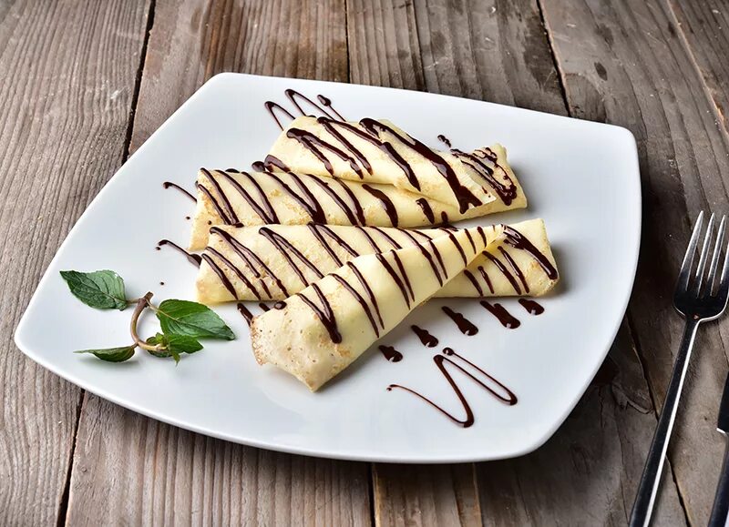 блинчики с шоколадом. блинчики с начинкой. блинчики с ягодами. блинчики с пылу с жару шоколадные с белым шоколадом. блинчики.