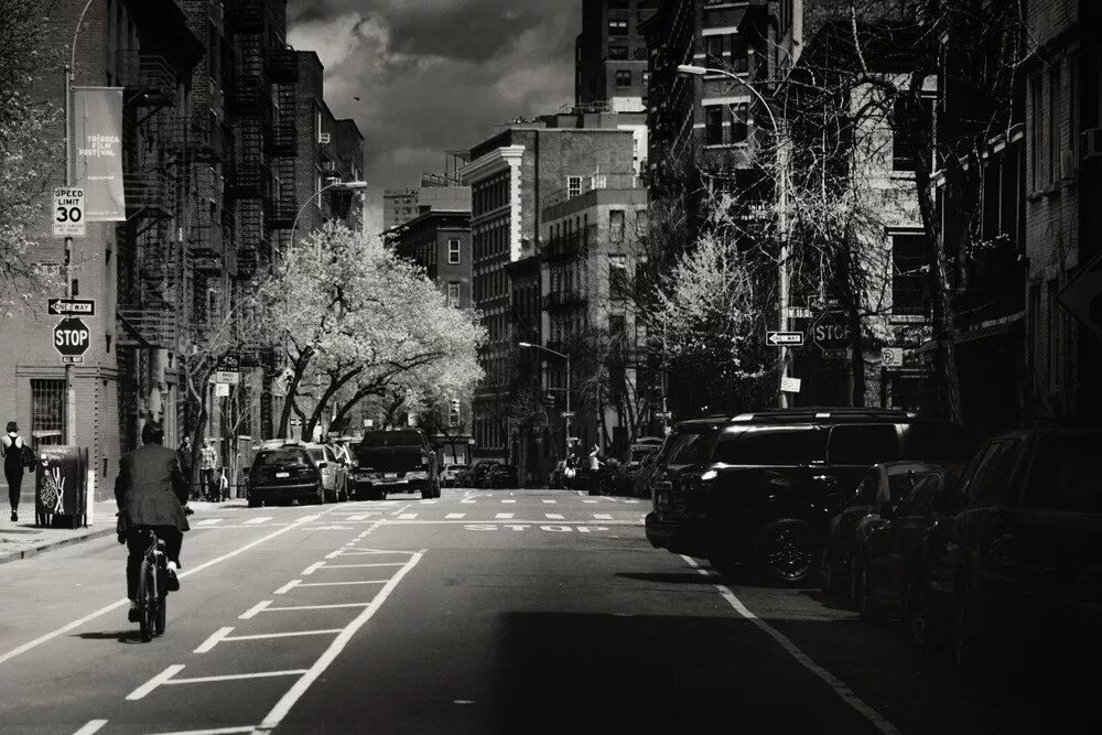 Какой черный на улице. Улицы Нью Йорка чб. Нью-Йорк Сити чб. Нью-Йорк улицы черно белые. Городской пейзаж черно белый.