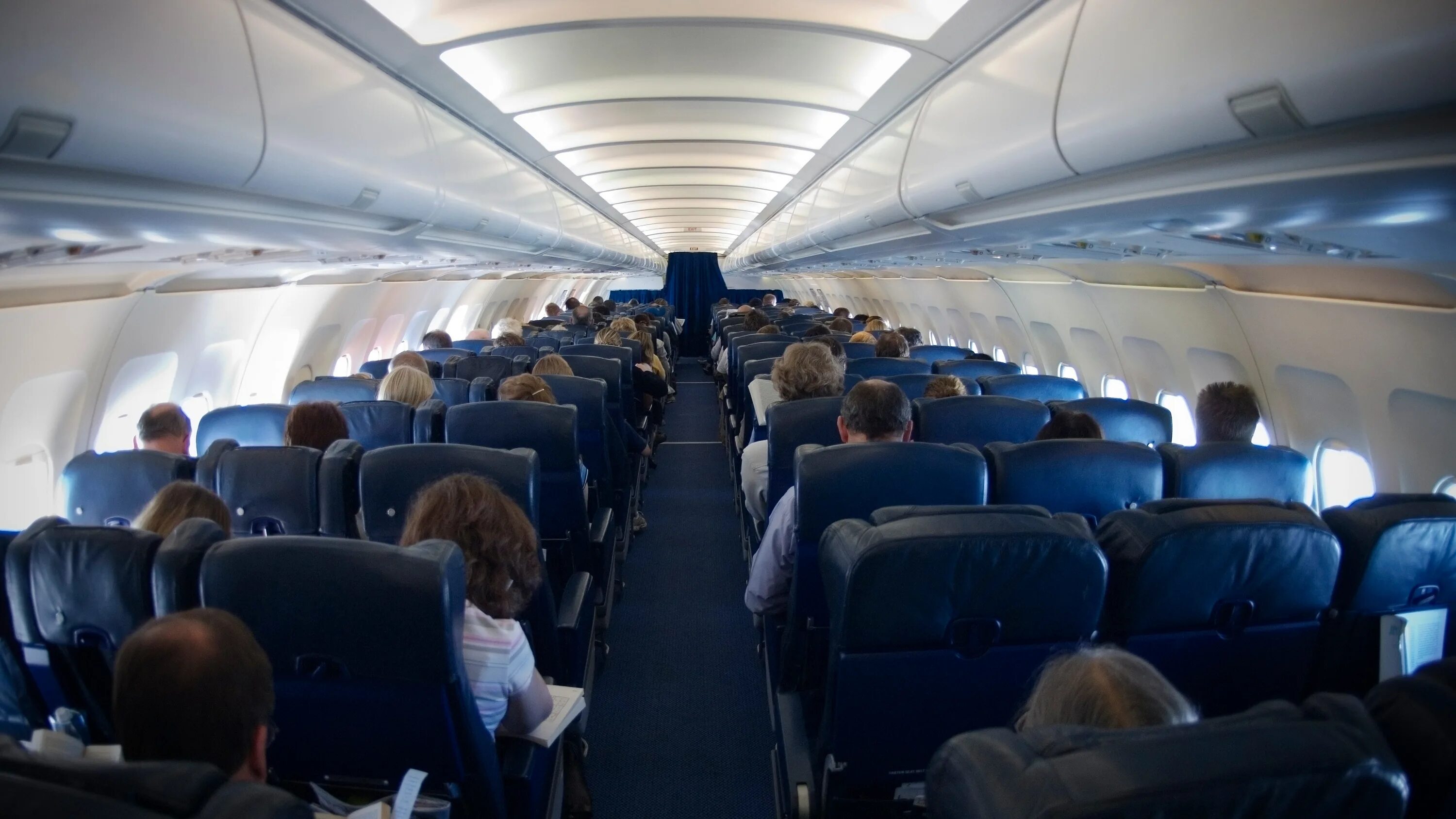 Места авиакомпании победа. Боинг 737 салон. boeing 737-800 победа салон. boeing 737 pobeda салон. boeing 737-800 салон с людьми.