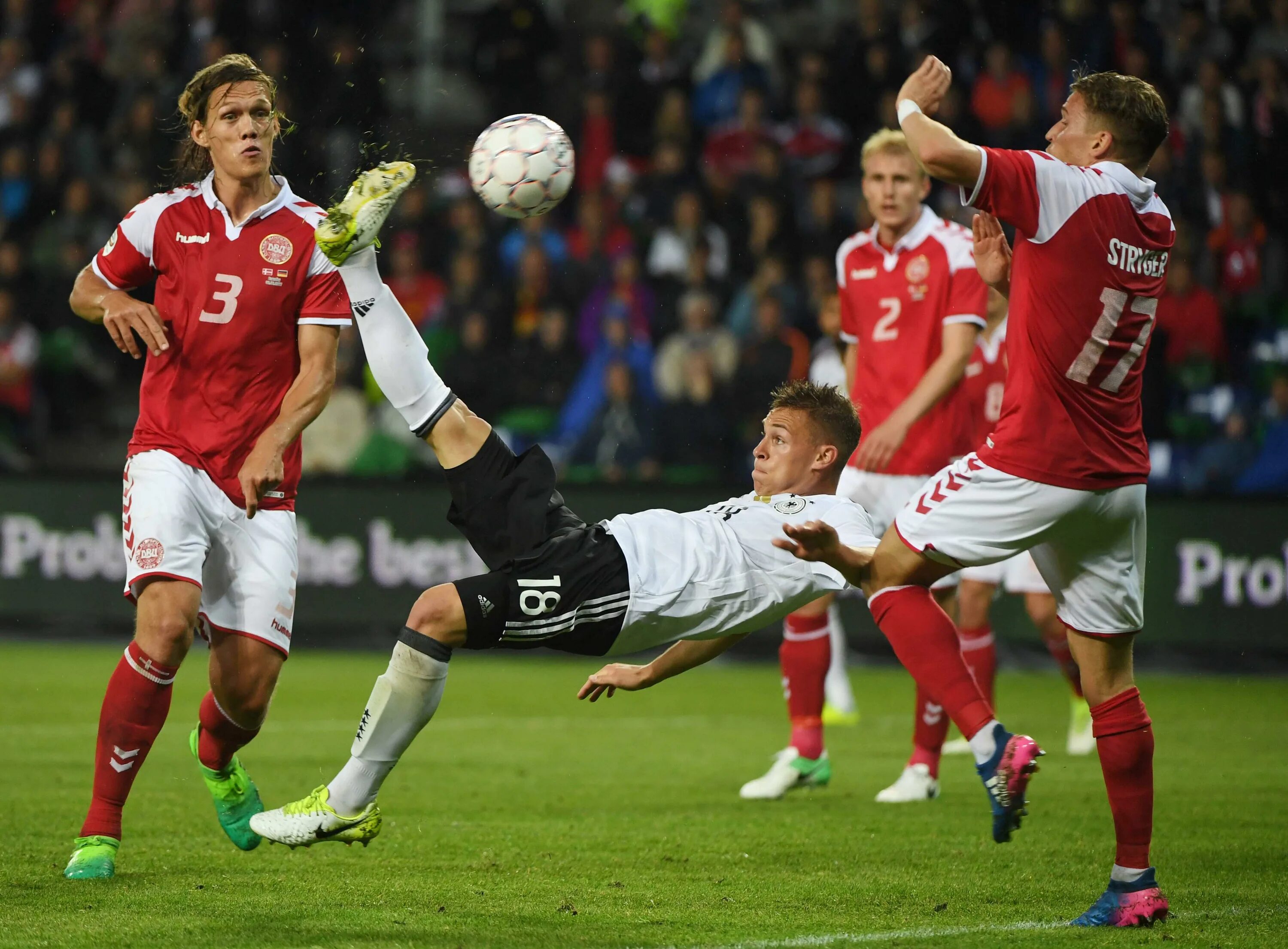 1 июня германия. Сборная Германии 2016 Kimmich. Киммих через себя. Киммих против Холланд футбол. Йозау Киммих 2022 футбол.