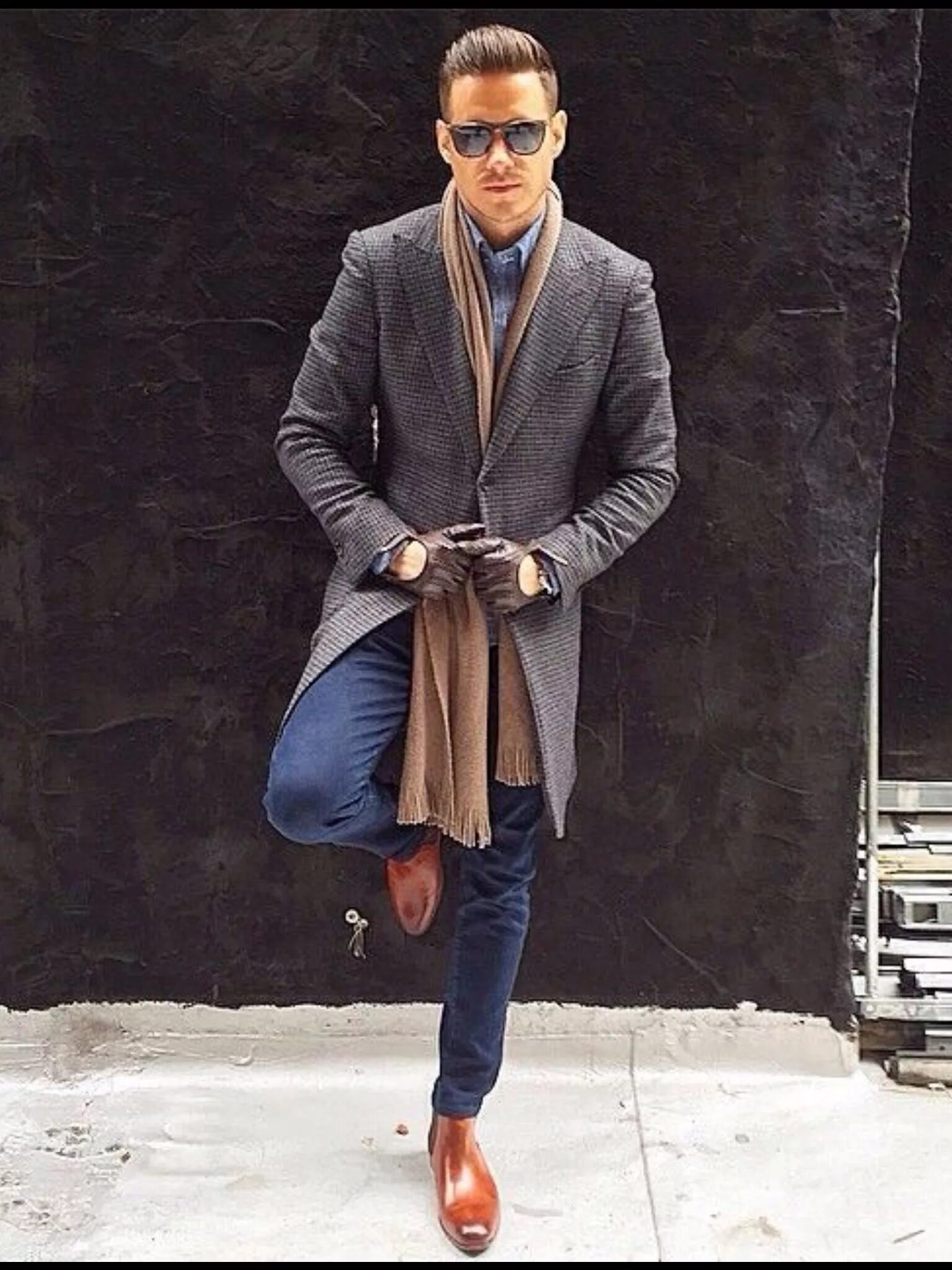 Серо коричневые ботинки. Пальто Кэжуал мужское. Стильный мужчина в пальто. Стильный мужской образ.