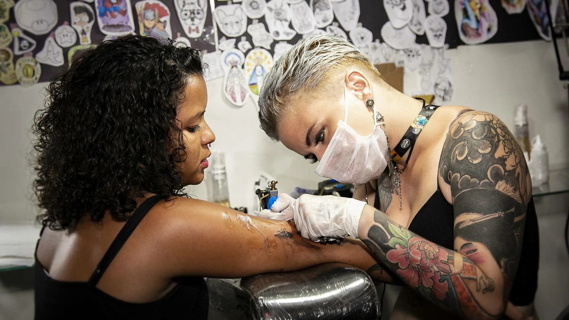 Делает тату. Тату на животе. Можно ли бить тату после. Можно ли бить тату после. Где сделать тату.