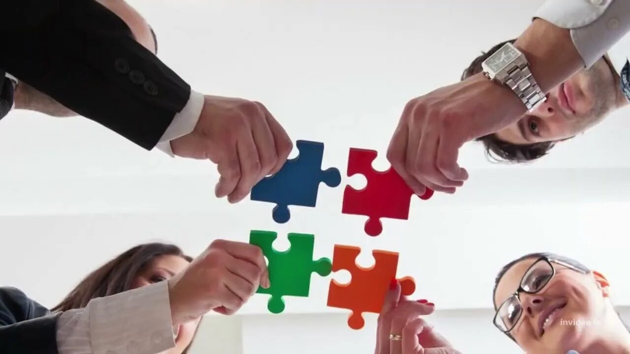 Деловое общение. Рукопожатие ит. Сотрудничество переговоры. Сотрудничество в коллективе. Бизнесмены переговоры.