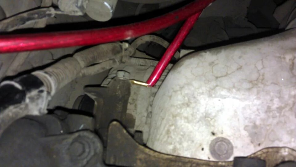 Провод заземления на аккумуляторе. Аккумулятор на мерседес w123. Киа рио 2004 провода на аккумулятор. Заземление металлорукава по пуэ. 54pi зарядка аккумулятора.