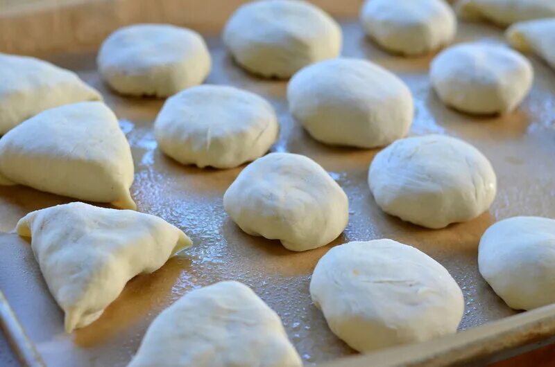 Пышное тесто на пирожки. Быстрое мягкое тесто. Тесто на пирожки дрожжевое. Быстрое мягкое тесто. Дрожжевые булочки с яблоками.