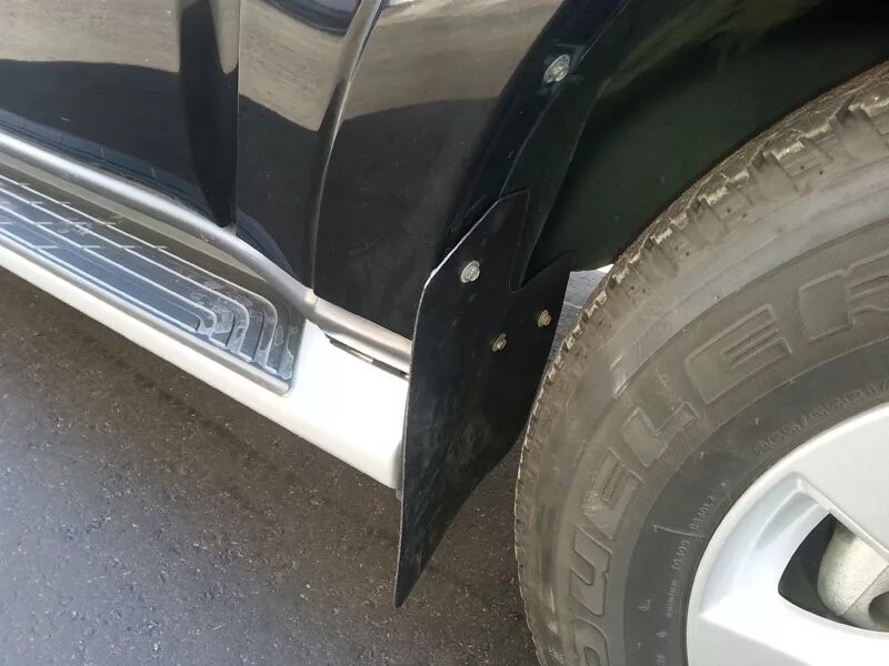 Митсубиси пинин брызговики. Брызговики на mitsubishi pajero sport 1. Брызговики паджеро 2. Брызговики mitsubishi pajero sport 3. Митсубиси паджеро брызговики.