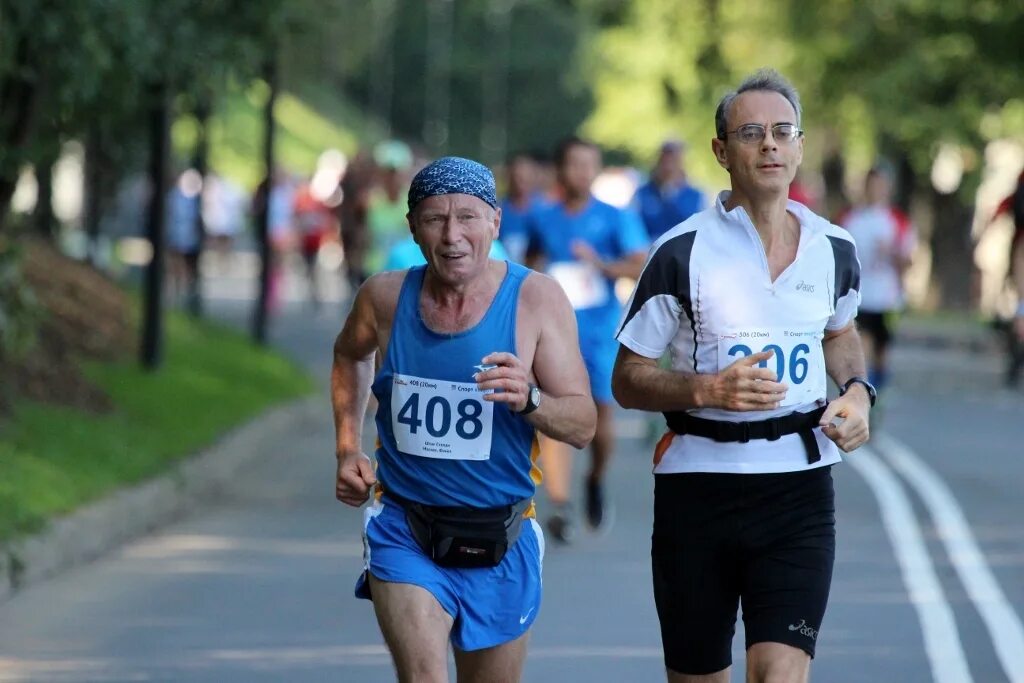 Старики на марафоне. Женщина которая пробежала 42 км. Пожилые спортсмены. Спортсмен марафонец. Пожилые спортсмены.
