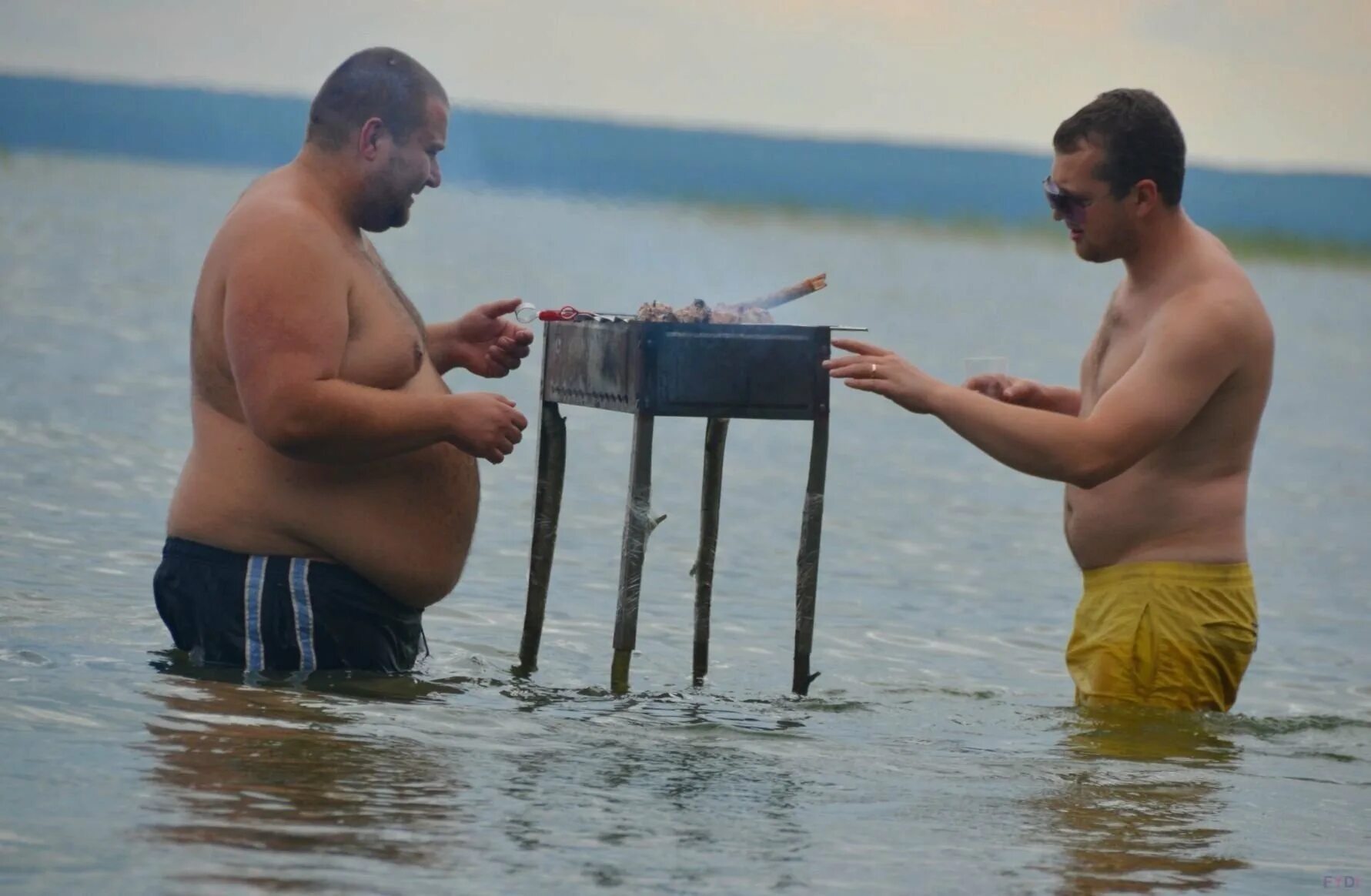 Шашлыки у воды. Мужчина отдыхает. Русские на отдыхе. Мужик на отдыхе. Ржачные приколы русское