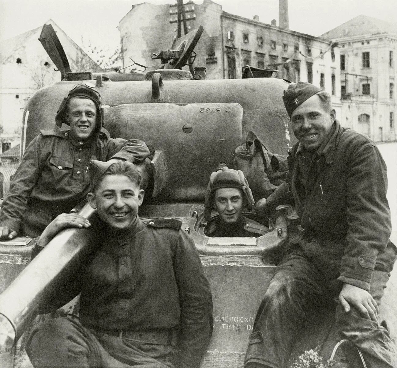 Военный 46 лет. Экипаж танка 1945. Танкисты РККА 1945. Экипаж танка Шерман. Танкист 1945 год.