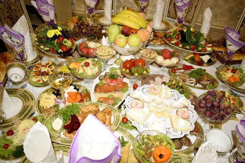 Накрыть праздничный стол. Красивый праздничный стол. Свадебный стол с едой. Шикарный стол на день рождения.
